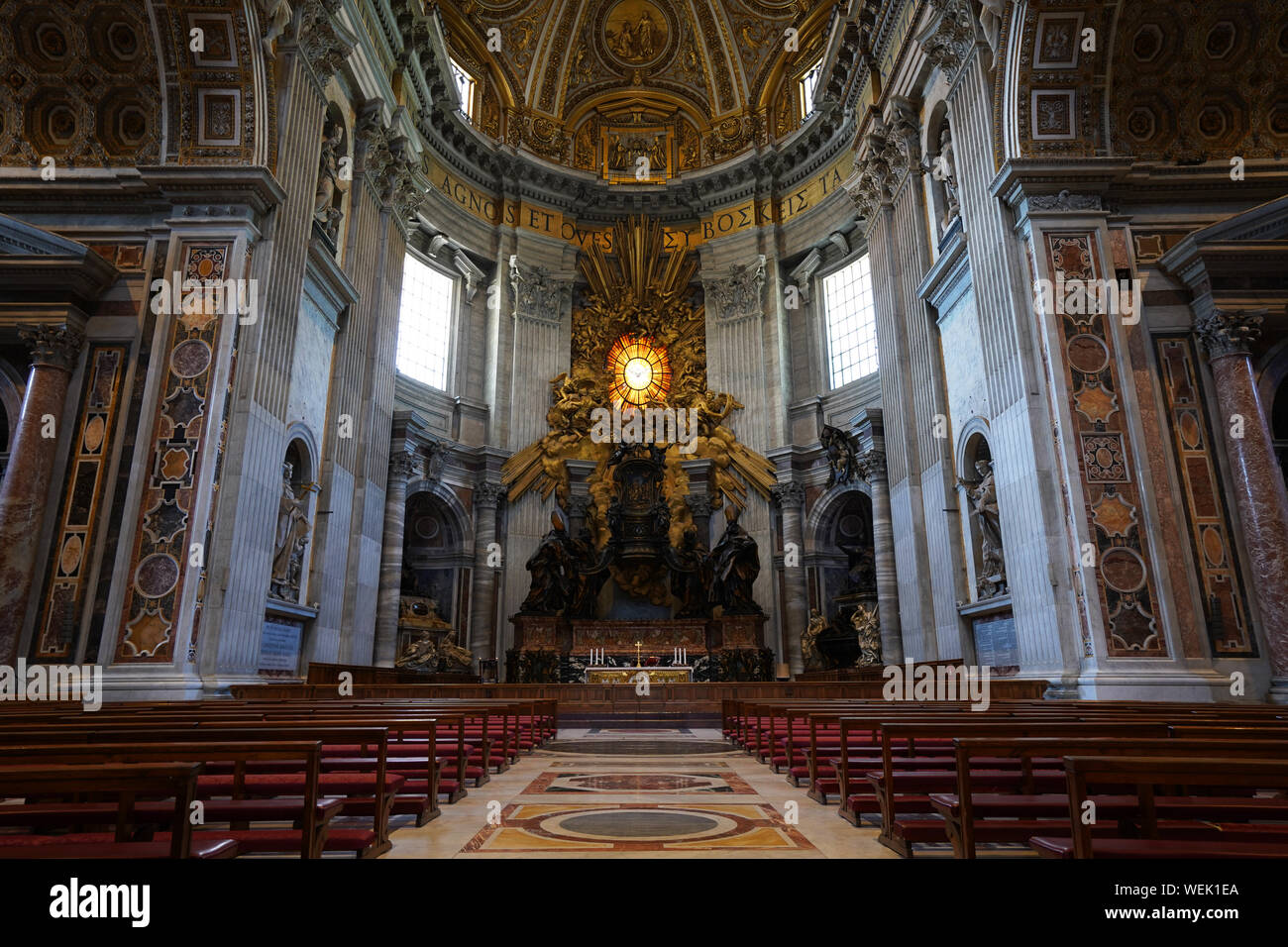 Cathedra Petri, Cattedra di San Pietro e gloria del Bernini nell abside della Basilica di San Pietro e la Città del Vaticano, Roma Foto Stock