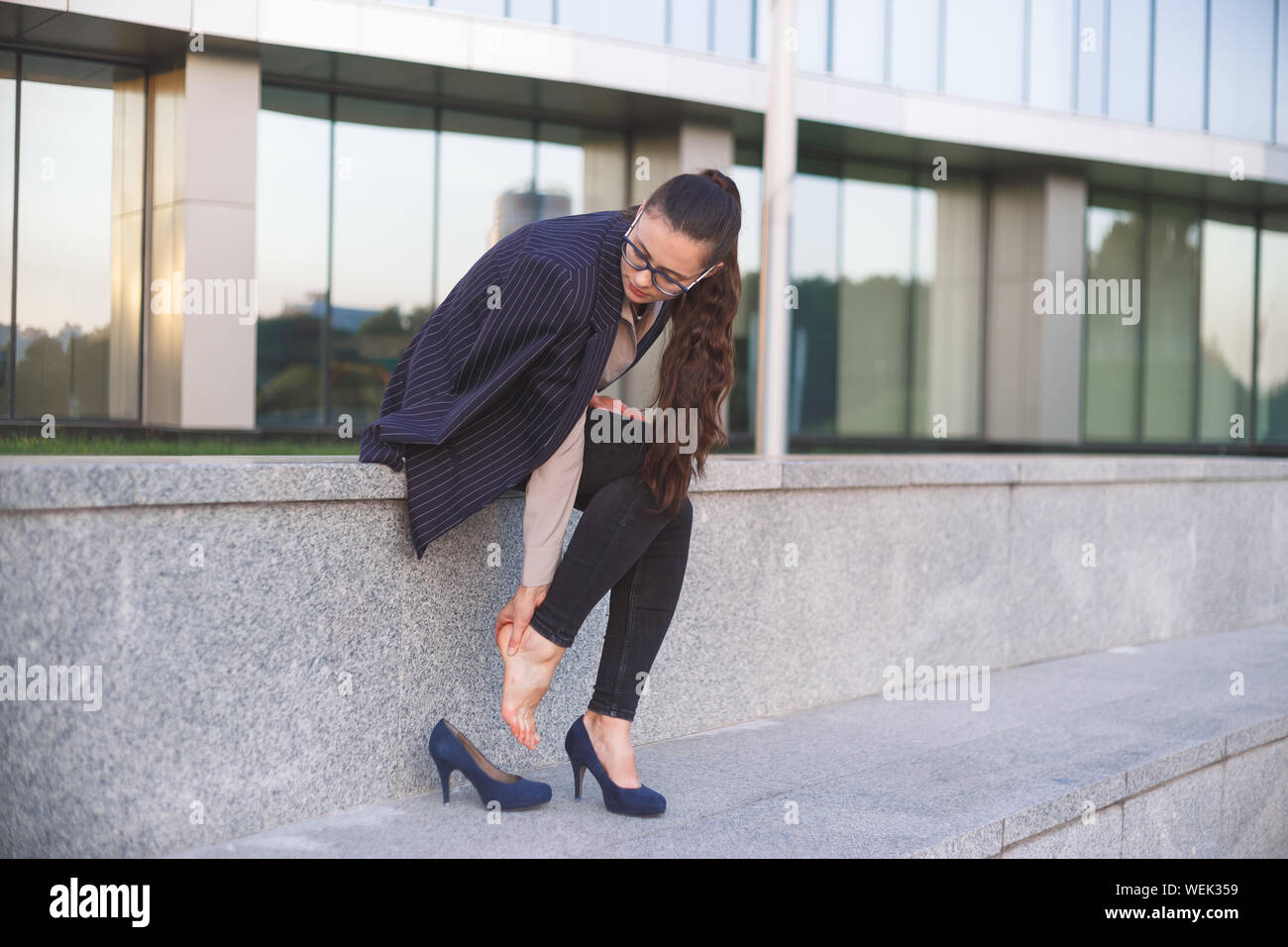 Donna tacco di massaggio che soffrono di camminare su tacchi alti Foto  stock - Alamy