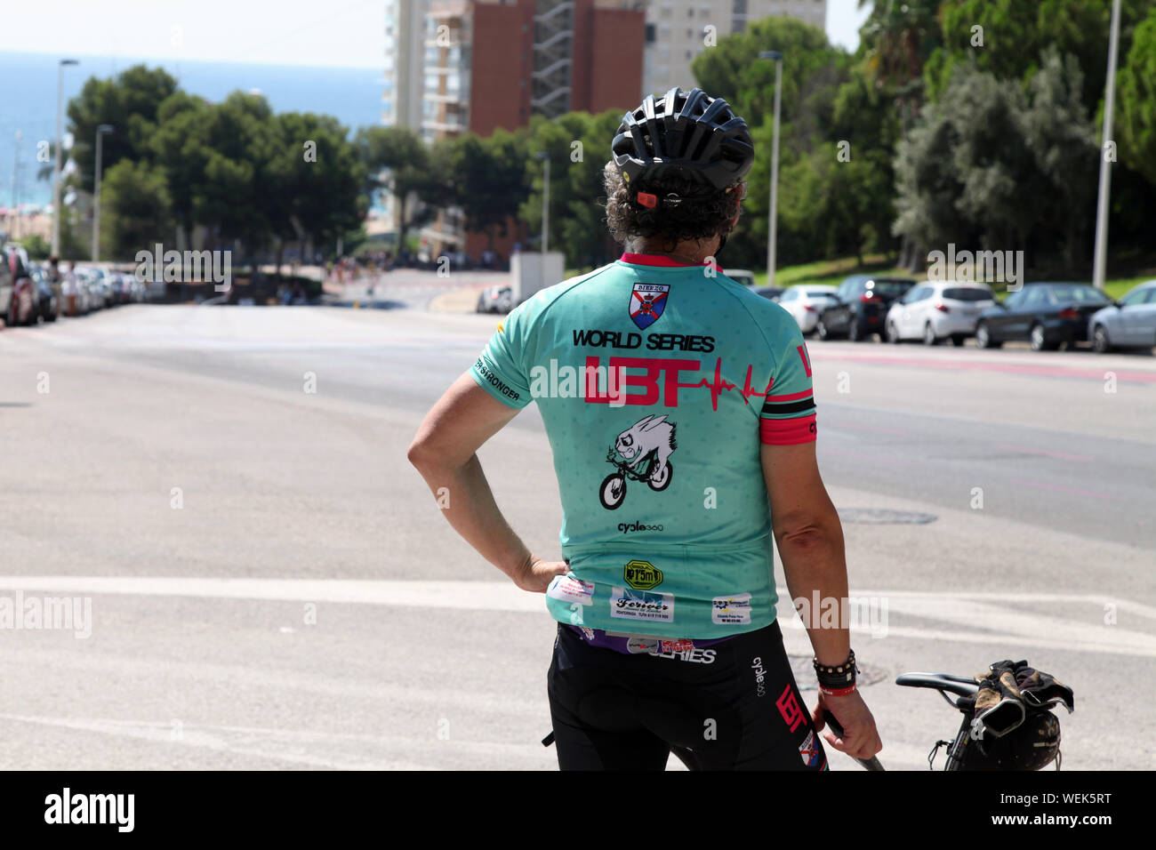 Avenida Murtal, Benidorm, Spagna - uno spettatore in attesa per i ciclisti su strada a La Vuelta a España, stadio 2 Benidorm a Calpe Foto Stock