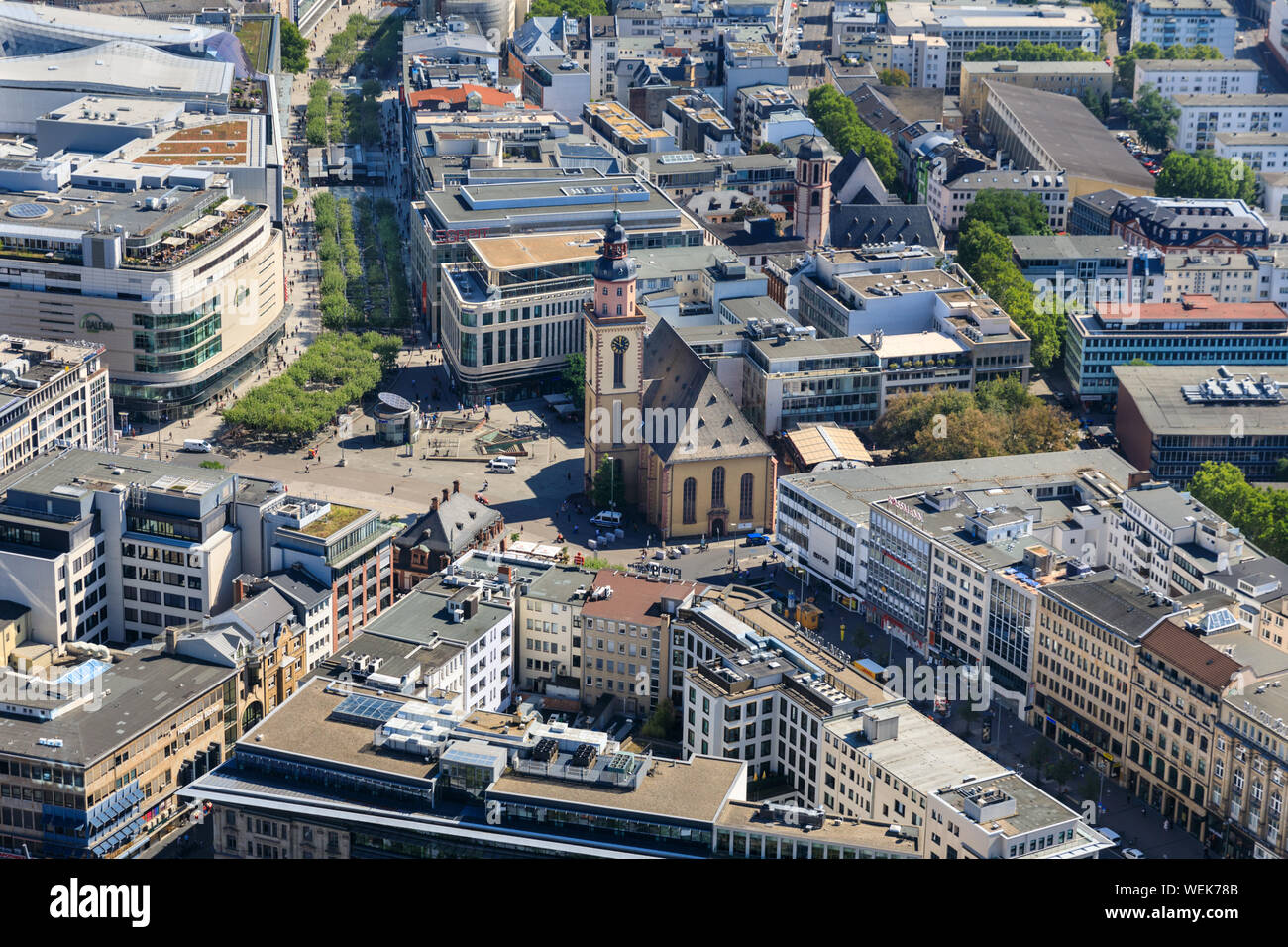 Francoforte sul Meno dal di sopra con la chiesa di Saint Catherine (Katharinenkirche) nel centro della città vecchia, Francoforte Hesse, Germania Foto Stock