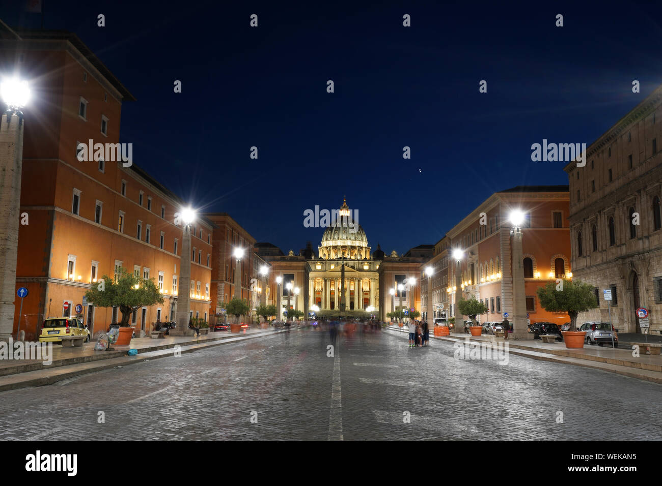 Vista notturna di Via della Conciliazione con la Basilica di San Pietro sullo sfondo, Roma, lazio, Italy Foto Stock