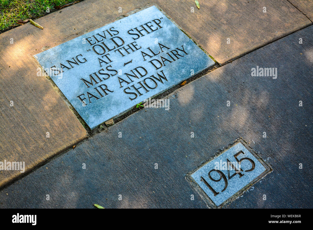 Una passerella cronologico con iscrizioni in granito per molti di Elvis Presley's successi di Elvis Birthplace Museum di Tupelo, MS Foto Stock