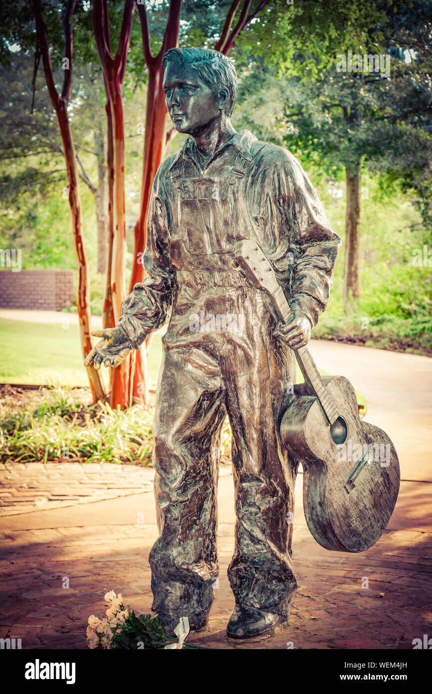 Una statua in bronzo di 13 anno vecchio Elvis con la chitarra si erge sul sentiero tour di Elvis Presley Birthplace Museum motivi in Tupelo, MS, STATI UNITI D'AMERICA Foto Stock