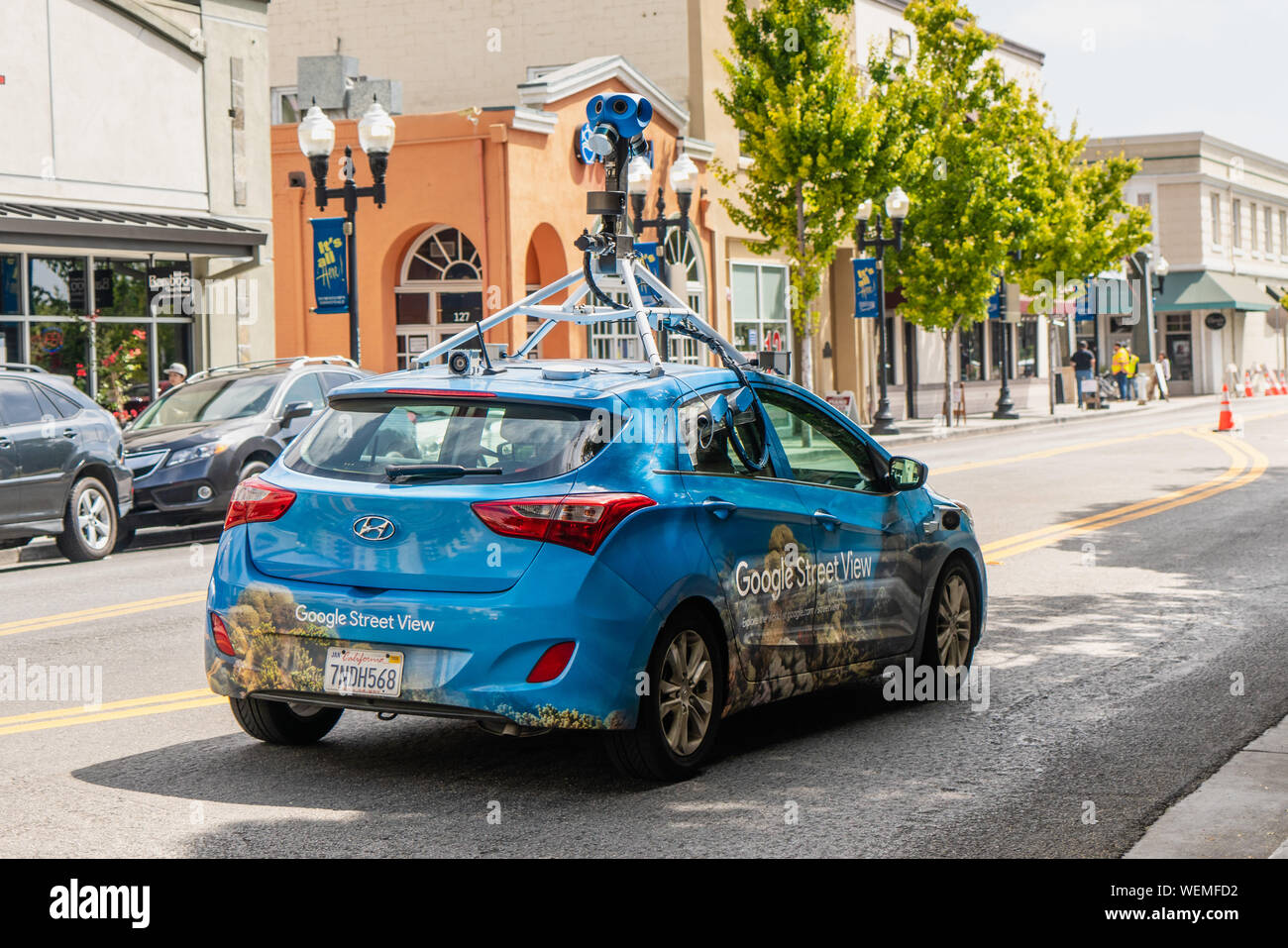 Agosto 29, 2019 Sunnyvale / CA / STATI UNITI D'AMERICA - Google Street View a veicolo in marcia attraverso il centro cittadino di Sunnyvale, Silicon Valley Foto Stock