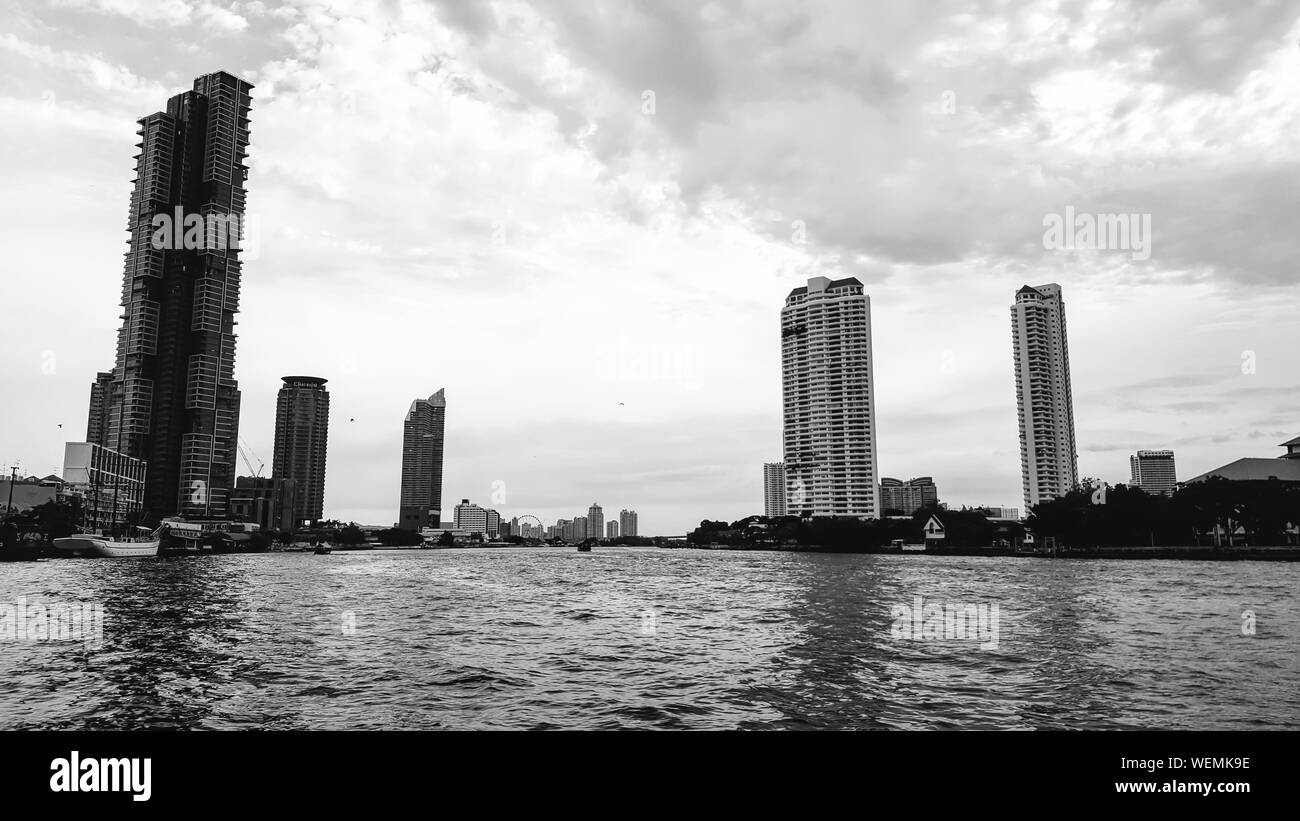 Foto in bianco e nero della Bella Chao Phraya visualizzare in mezzo a molti edifici alti in serata Foto Stock