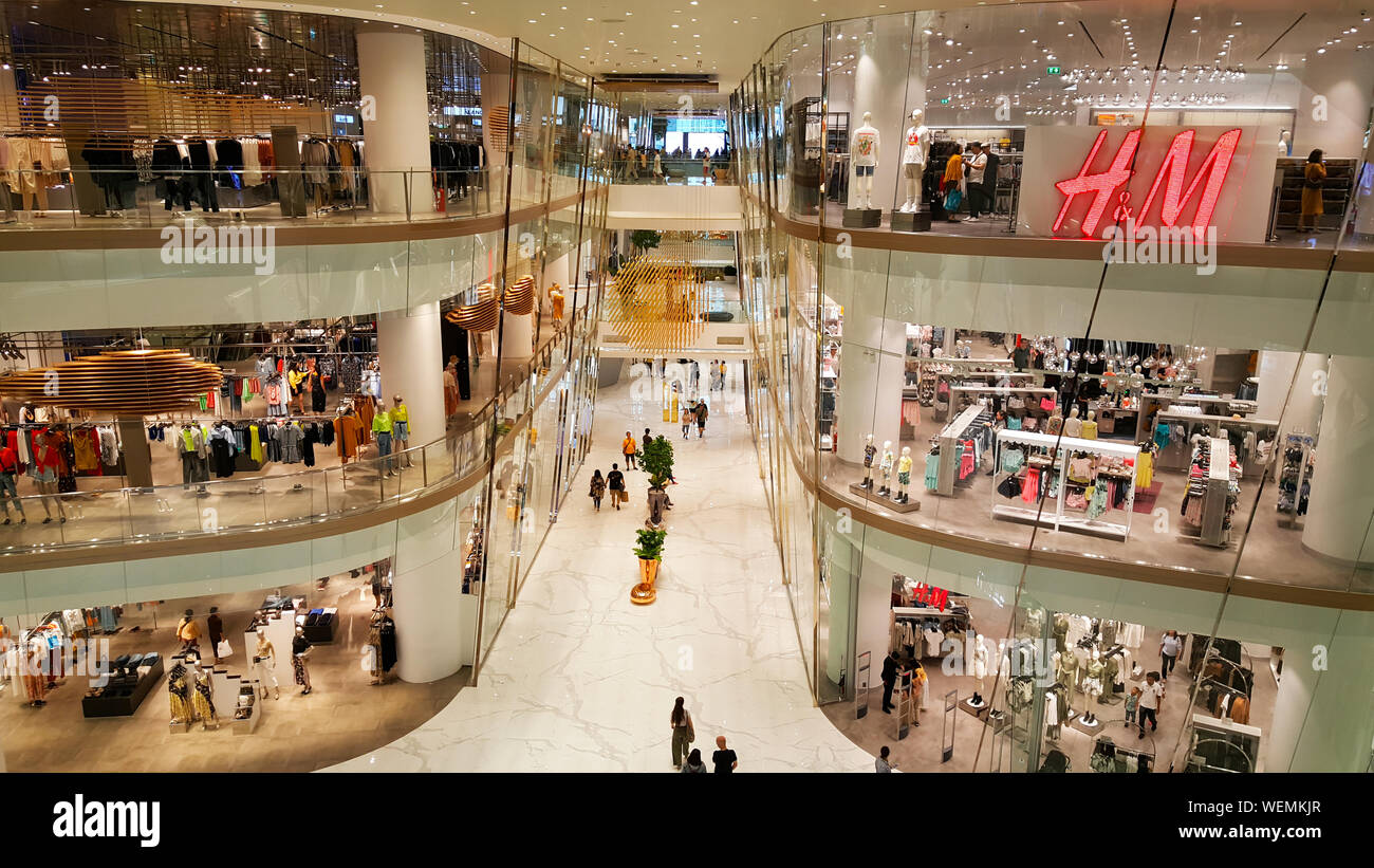 BANGKOK, Tailandia - 4 Maggio 2019: il lusso moderno design degli interni in Iconsiam, è un utilizzo misto lo sviluppo sul Fiume Chao Phraya. Foto Stock