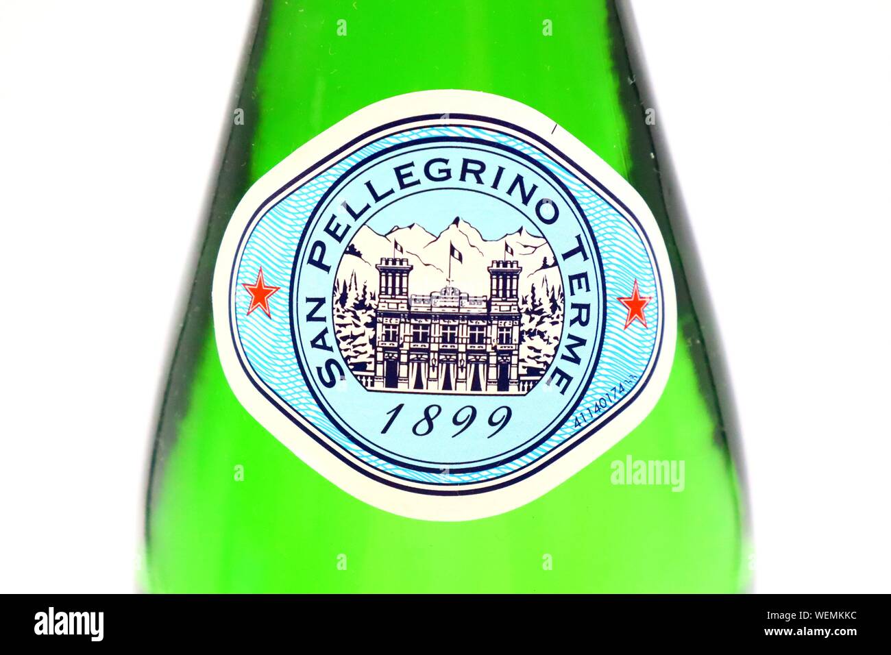 San Pellegrino frizzante italiano etichetta di acqua Foto stock - Alamy