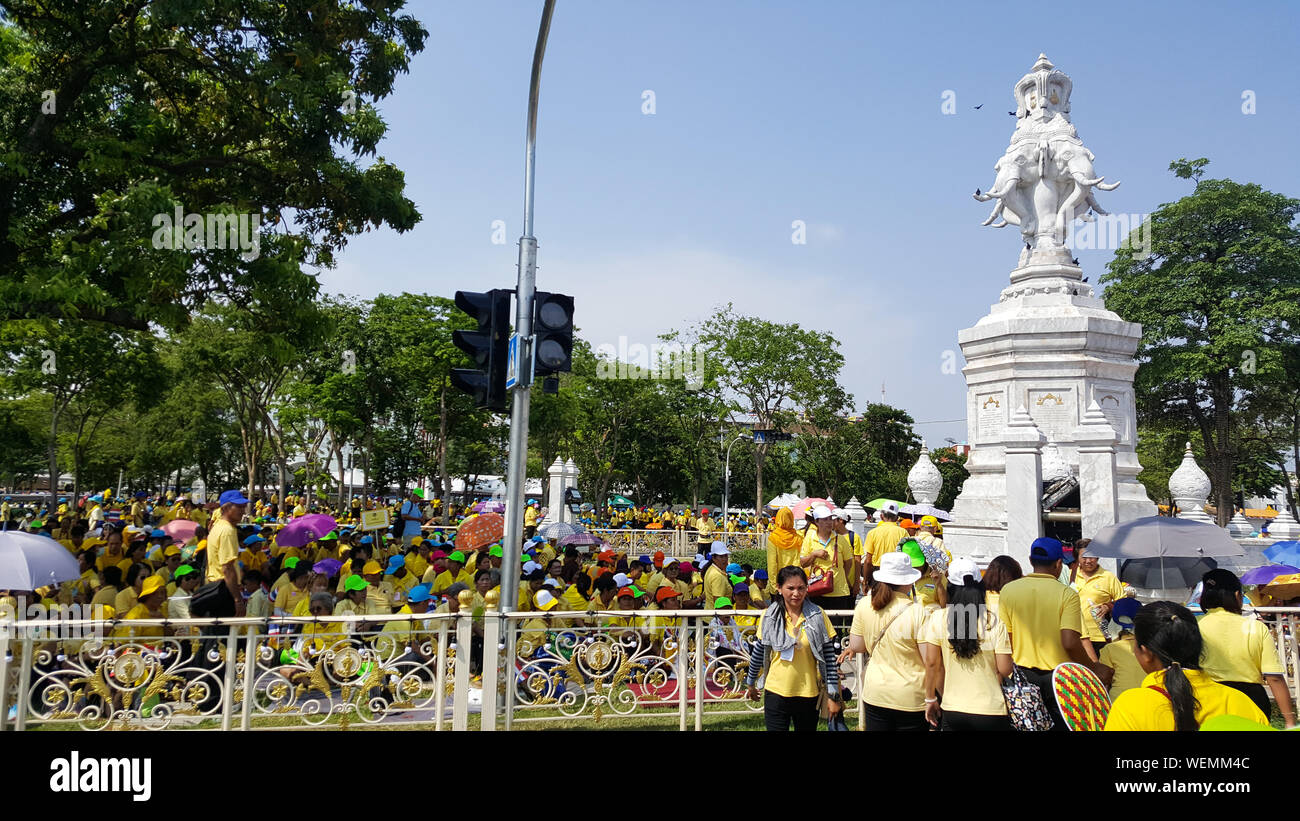 BANGKOK, Tailandia - 5 Maggio 2019: Molte persone sono venute ad attendere l'Incoronazione del Re Rama X, del re di Thailandia dal 2016. Foto Stock