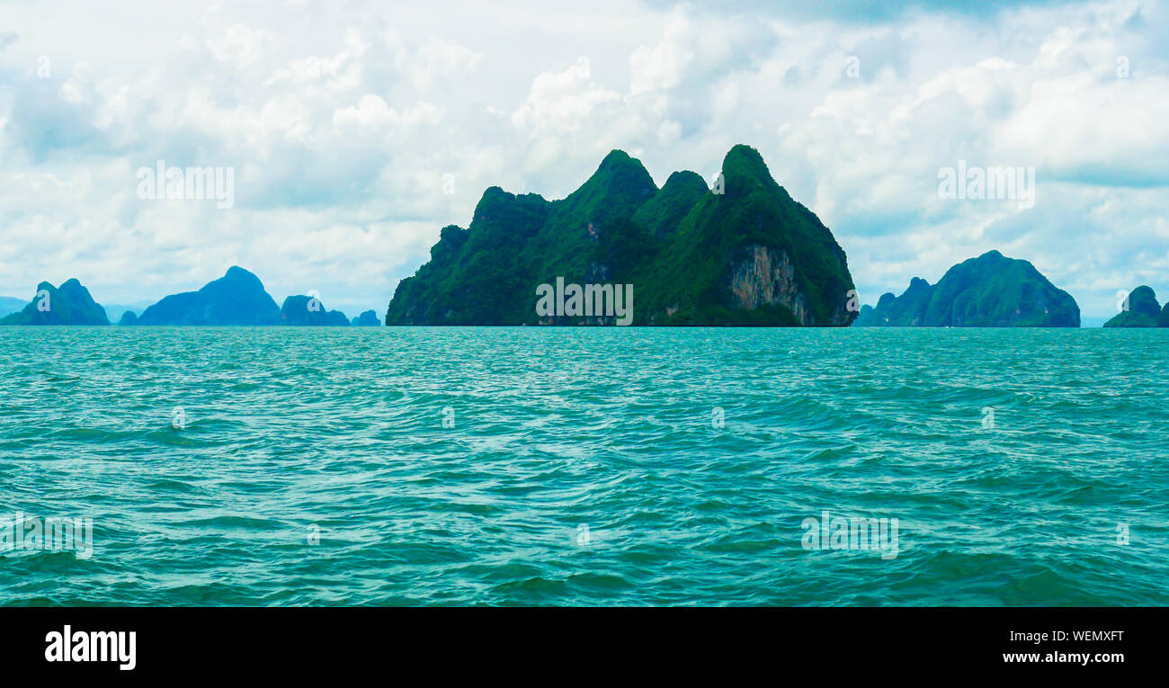 Bellissima vista del colore turchese dell oceano e isole verdi a Phuket Thailandia nelle ore diurne e di aria fresca Foto Stock