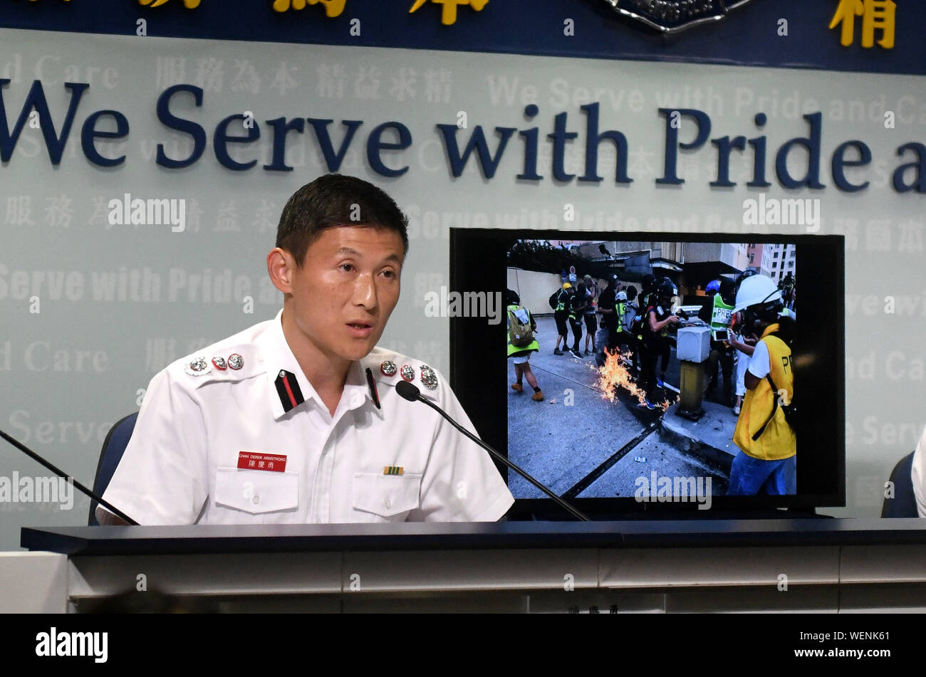 Hong Kong. Il 30 agosto, 2019. Vice Capo Fire Officer Derek Armstrong Chan di Hong Kong di fuoco Dipartimento dei Servizi dà un briefing durante una conferenza stampa nel sud della Cina di Hong Kong, il 30 agosto 2019. La polizia di Hong Kong ha detto in occasione della conferenza stampa del venerdì che più di arresti sono stati effettuati di recente con i sospetti coinvolti in violenti atti criminali. Credito: Lu Hanxin/Xinhua/Alamy Live News Foto Stock