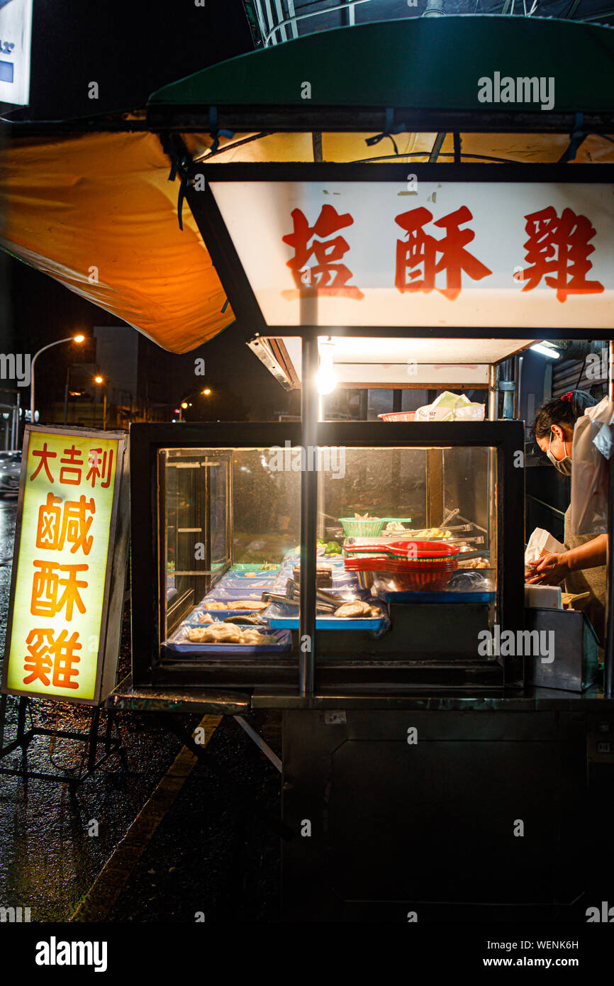 PING TUNG, Taiwan - Agosto 16, 2019: ambulanti in un Ping Tung di strada di stallo alimentare sono impegnati nella preparazione dei cibi. Foto Stock