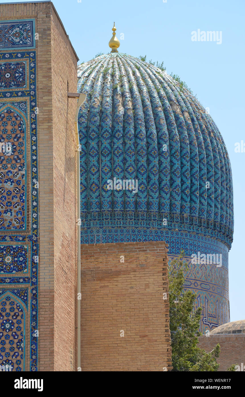 Il Gur-e Amir complesso in Samarcanda (Uzbekistan), meno noto rispetto al Registan, ma ancora un importante esempio di classica architettura islamica Foto Stock