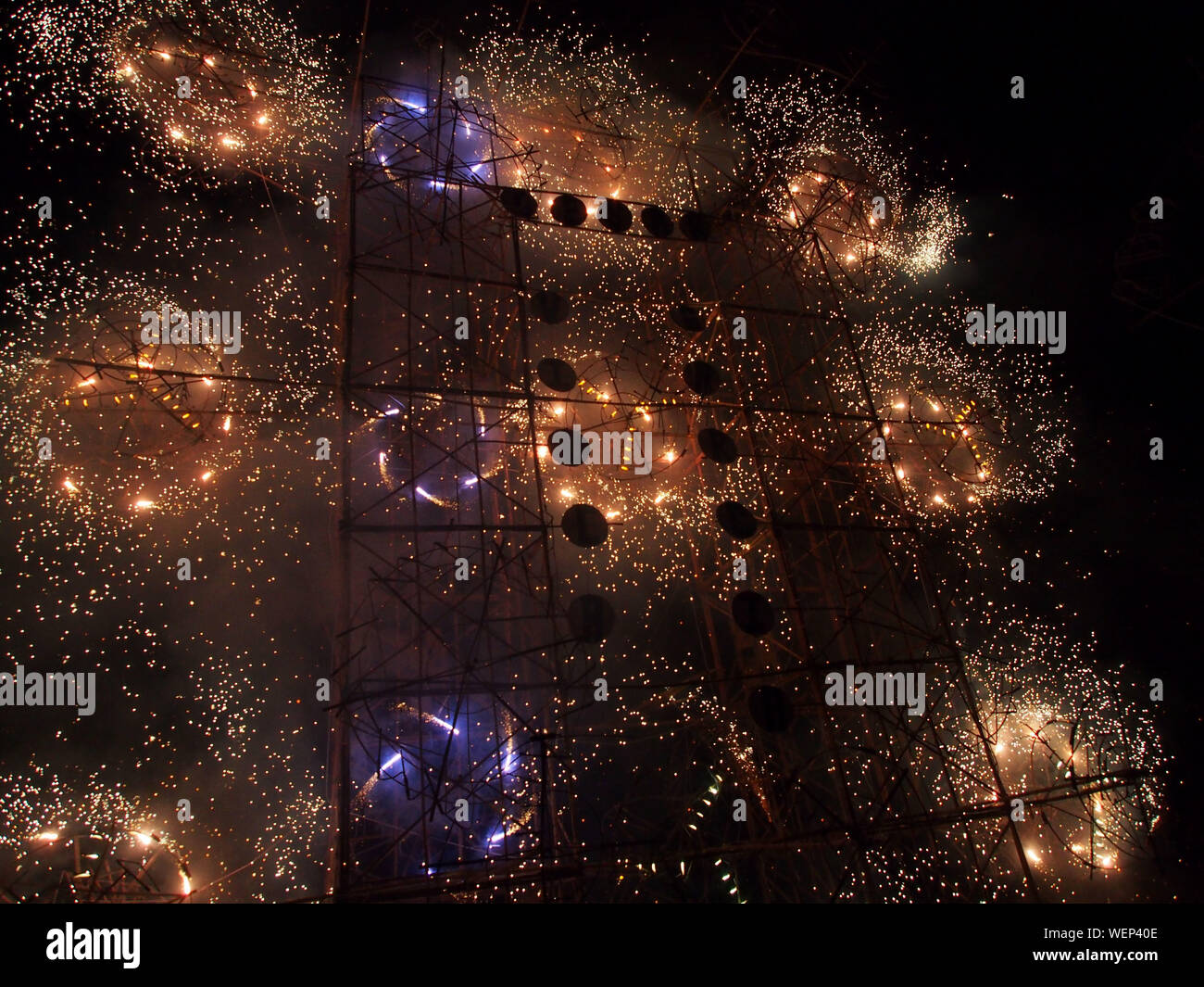 Fuochi d'artificio al "Fiesta de las Cruces" (Festival delle croci) o "Cruz de Mayo" (maggio Cross) è una vacanza cattolica celebrata il 3 maggio in molte parti della Spagna e America. Foto Stock