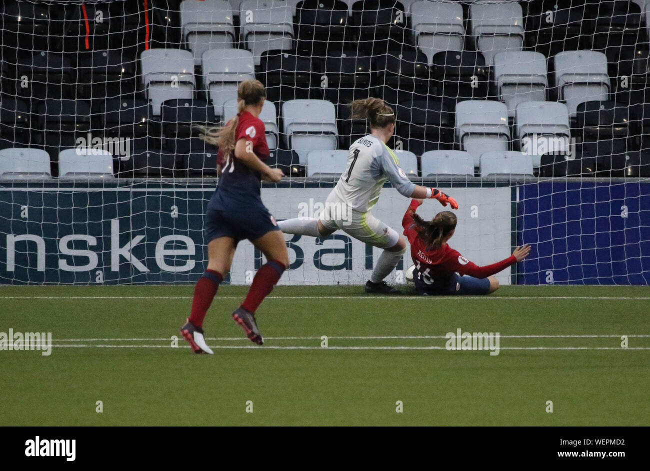 Seaview Stadium, Belfast, Irlanda del Nord, Regno Unito.Il 30 agosto 2019. Femminile UEFA EURO 2021 il qualificatore:l'Irlanda del Nord (verdi) v Norvegia. Azione da questa sera gioco.Guro Reiten (16) apre il punteggio per la Norvegia dopo un errore da Irlanda del Nord il portiere Jacqueline ustioni. Credit:David Hunter/Alamy Live News. Foto Stock