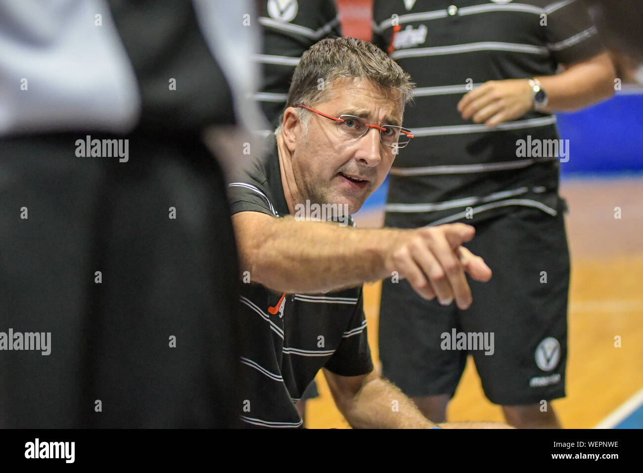 Udine, Italia, 30 Ago 2019, ALLENATORE GORAN BJEDOV CHE DÀ INDICAZIONI AI SUOI RAGAZZI durante il cestello Lignano Bh Cup 2019 - LA VIRTUS BOLOGNA Vs Casa Felice Brindisi - Basket Test Match - Credit: LPS/Roberto Comuzzo/Alamy Live News Foto Stock