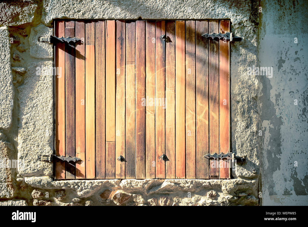 Vecchia finestra in legno con ante chiuse Foto Stock