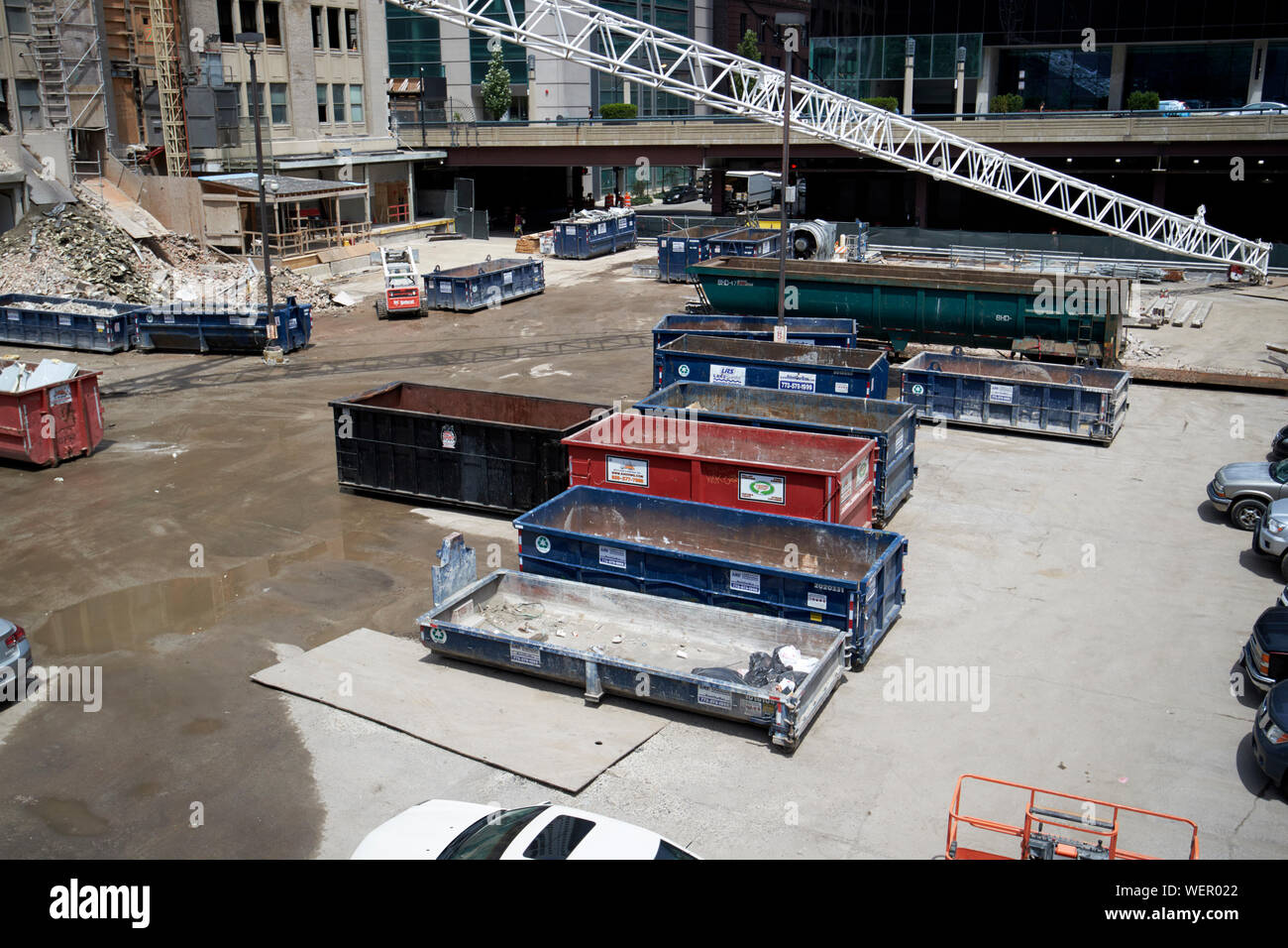 Ingaggiato cassonetto dei contenitori per i rifiuti sul sito di costruzione per i condomini a tribune tower di chicago, illinois, Stati Uniti d'America Foto Stock