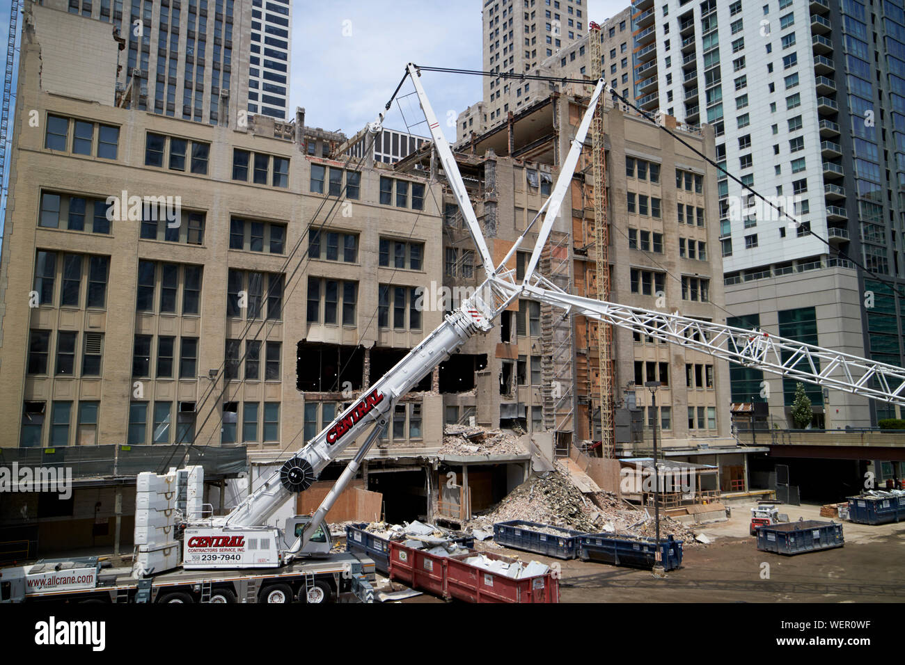 Tadano tutti i terreni af 400g-6 grande gru lavorando sul sito di costruzione per i condomini a tribune tower di chicago, illinois, Stati Uniti d'America Foto Stock
