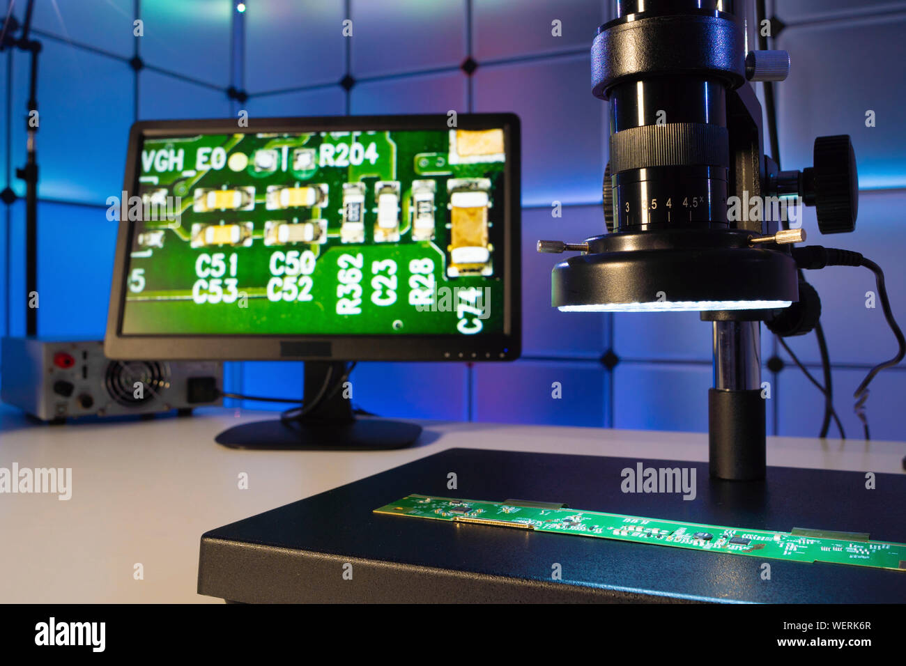 Controllo di qualità nella fabbrica di microchip Foto Stock