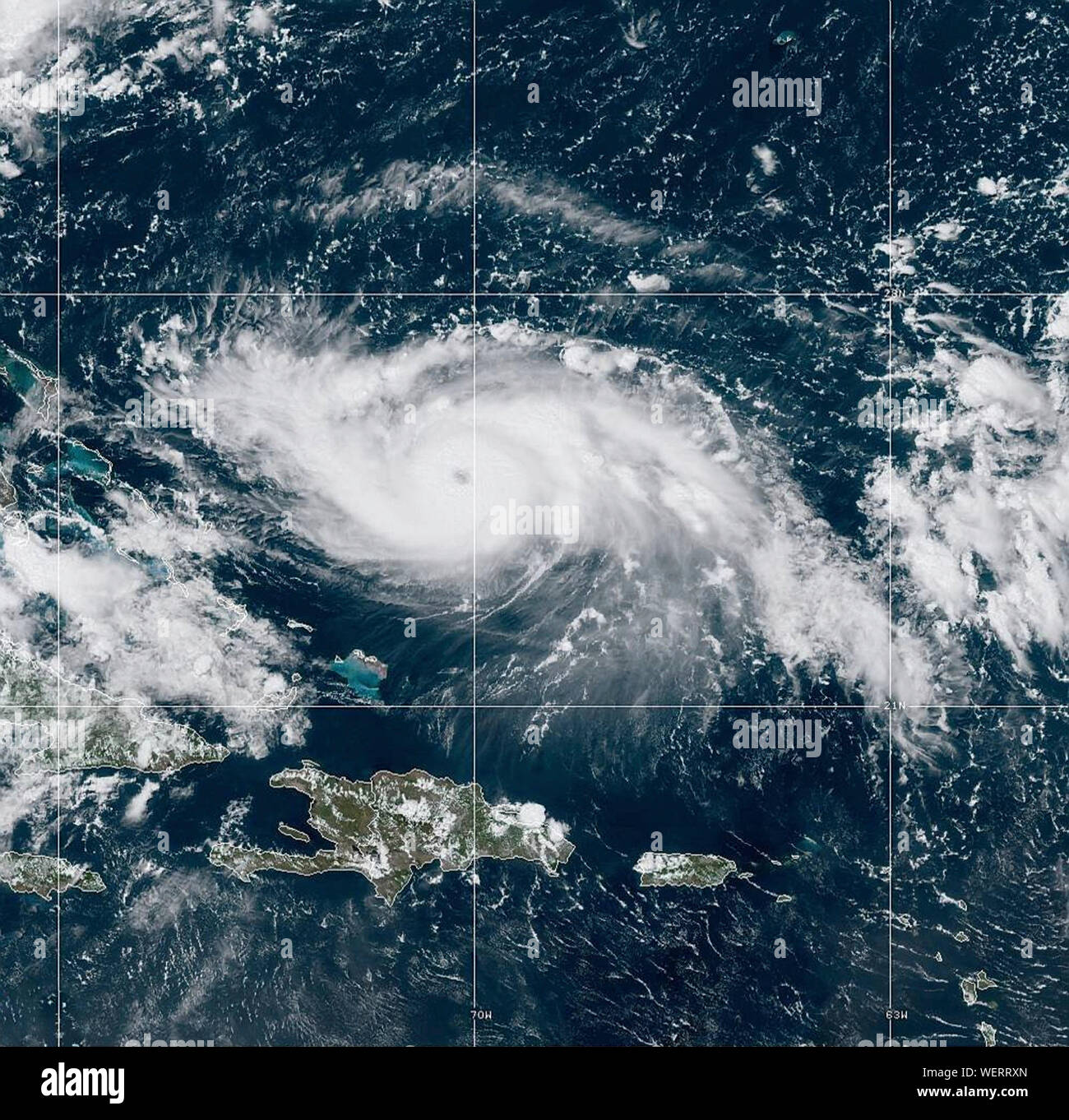 Silver Spring, Maryland, Stati Uniti d'America. Il 30 agosto 2019. Satellite NOAA immagine presa dal VA-16 satellite mostra uragano Dorian come passa a nord della Repubblica Dominicana come bidoni attraverso i Caraibi verso le Bahamas 30 agosto 2019 nell'Oceano Atlantico. L'attuale previsione chiamate per Dorian per rafforzare nel corso open water per una categoria 4 con venti di 140 km/h prima di fare approdo nel sud della Florida fine lunedì. Credito: NOAA/Planetpix/Alamy Live News Foto Stock