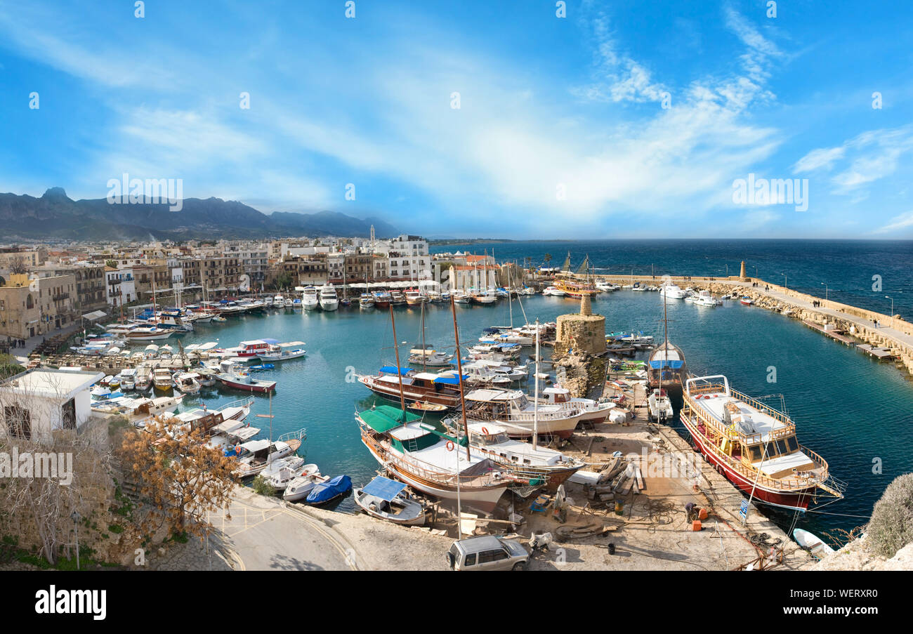 Splendida vista della baia di Kyrenia in Kyrenia (Girne), Cipro del Nord Foto Stock