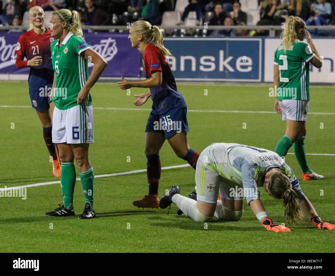 Seaview Stadium, Belfast, Irlanda del Nord, Regno Unito.Il 30 agosto 2019. Femminile UEFA EURO 2021 il qualificatore:l'Irlanda del Nord (verdi) v Norvegia. Azione da questa sera gioco.Amalie Eikeland celebra il suo primo obiettivo. Credit:David Hunter/Alamy Live News. Foto Stock