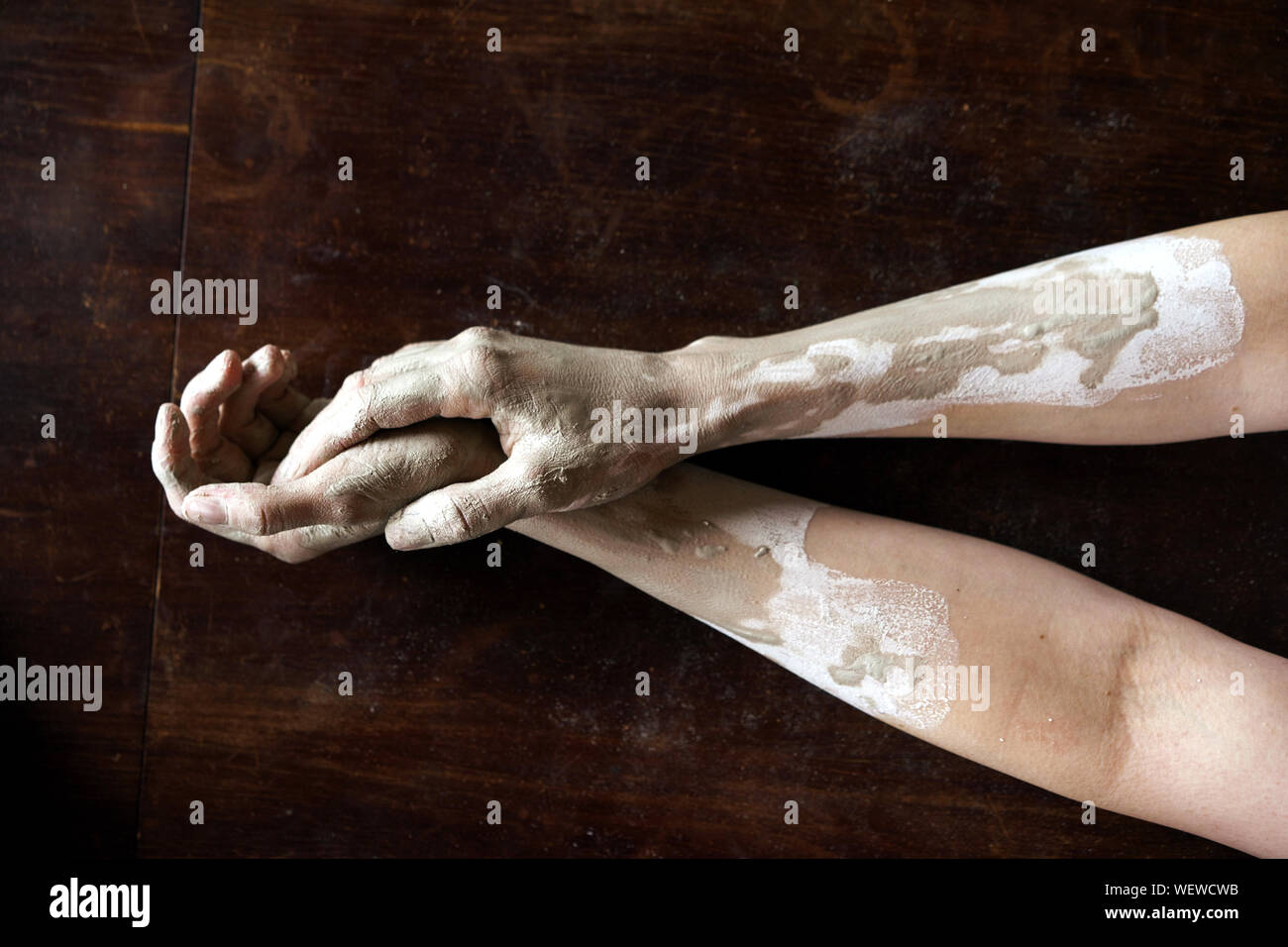 Mani femminili in una creta bagnata. Atelier di ceramica. Foto Stock
