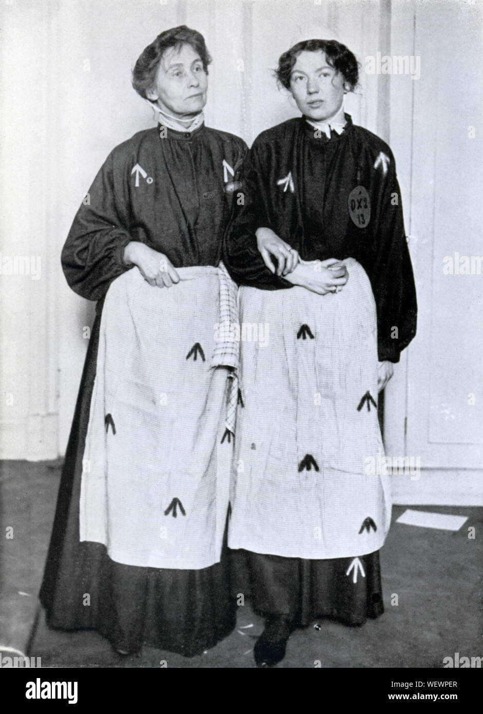 Il PEFA 1094, Pankhursts in prigione abbigliamento, 1908 foto di Mrs Emmeline e Miss Christobel presso la loro prigionia dopo le dimostrazioni di Westminster nel mese di ottobre Foto Stock