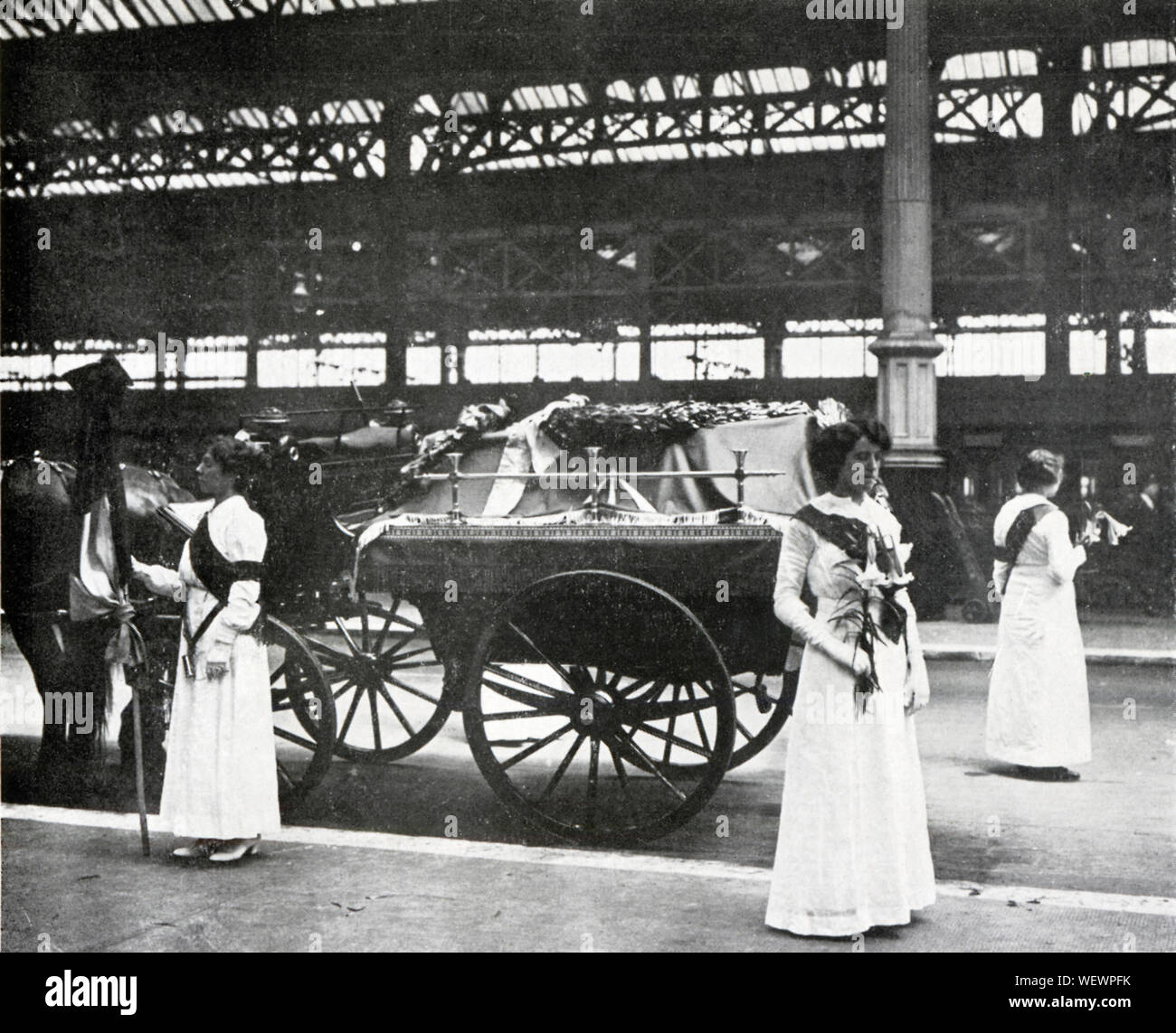 Emily Wilding Davison, Bara a Victoria Station, 1913 fotografia delle suffragette il corteo funebre sul suo modo da Epsom a Morpeth nel Northumberland per la sepoltura Foto Stock