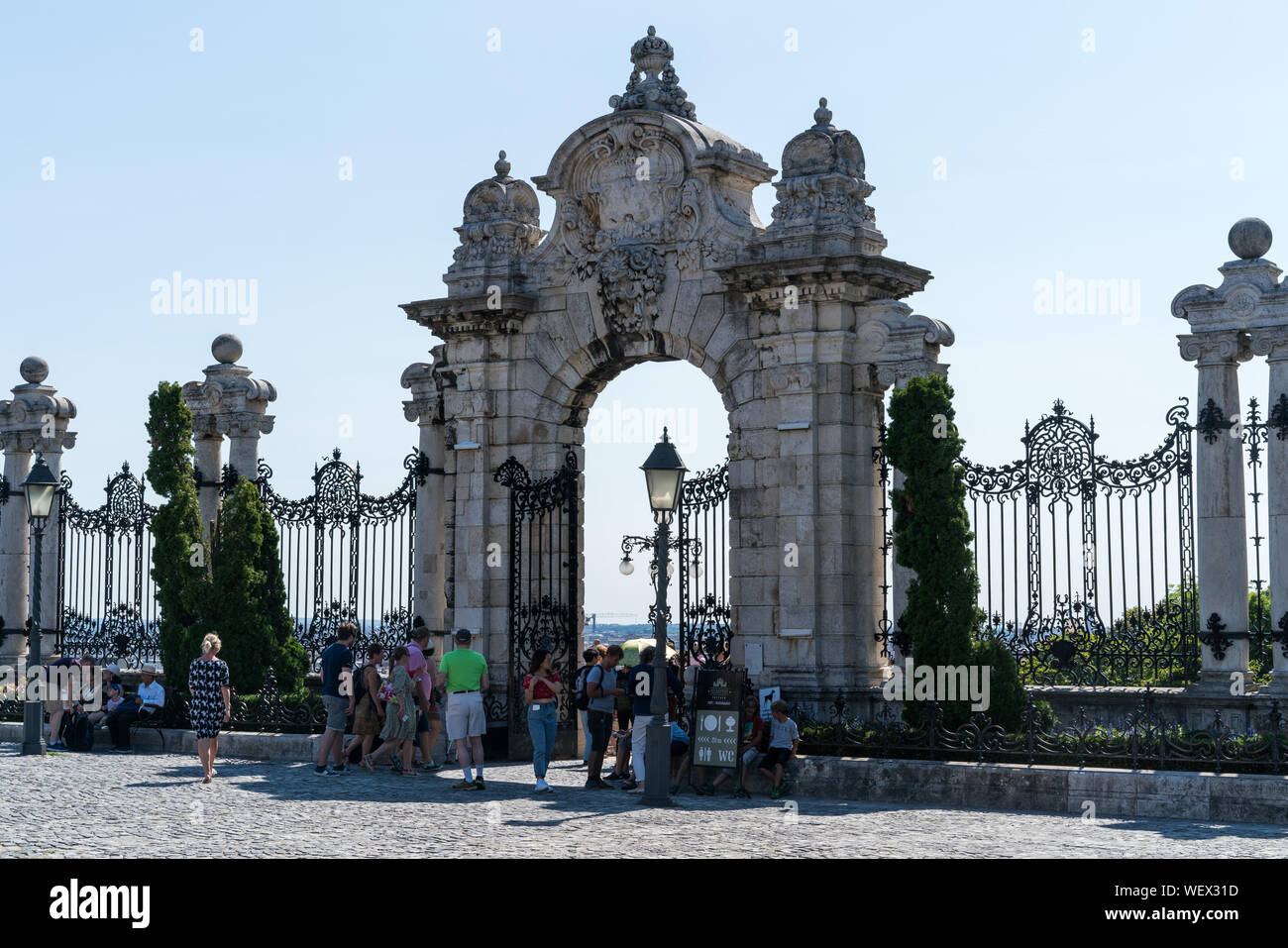 Budapest, Ungheria - 11 agosto 2019: turisti camminare vicino a Porta degli Asburgo al Castello di Buda Foto Stock