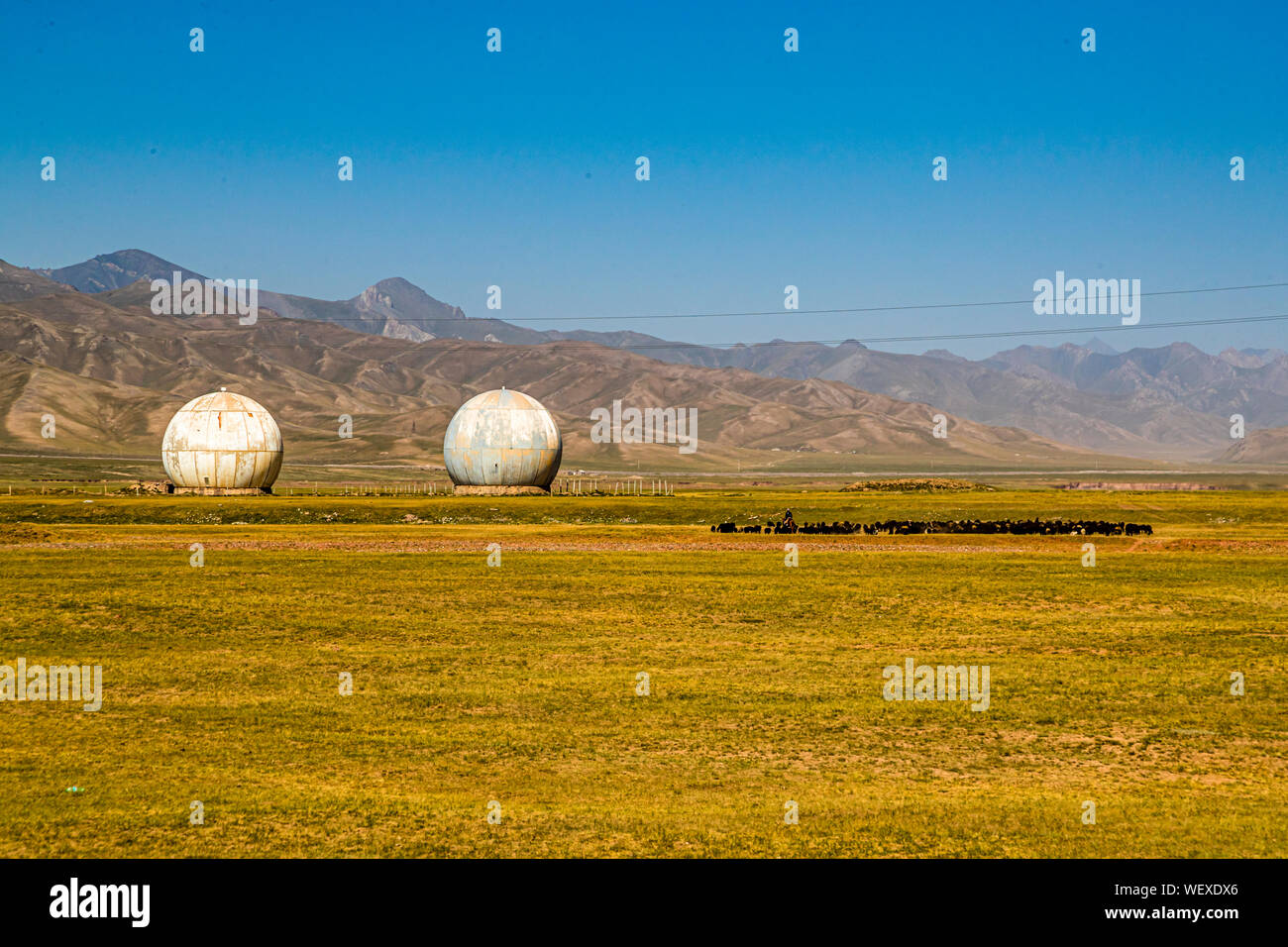 Stazione radar e cavalli sulla via della seta vicino Kektyube, Kirghizistan Foto Stock