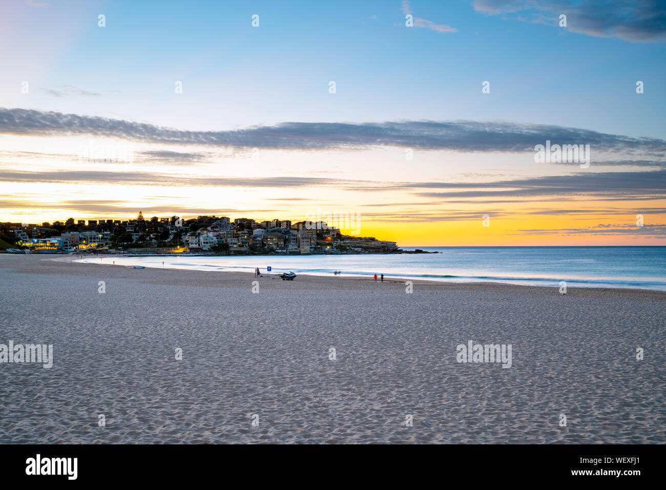 Bondi Beach a Sydney all'alba guardando a nord Foto Stock