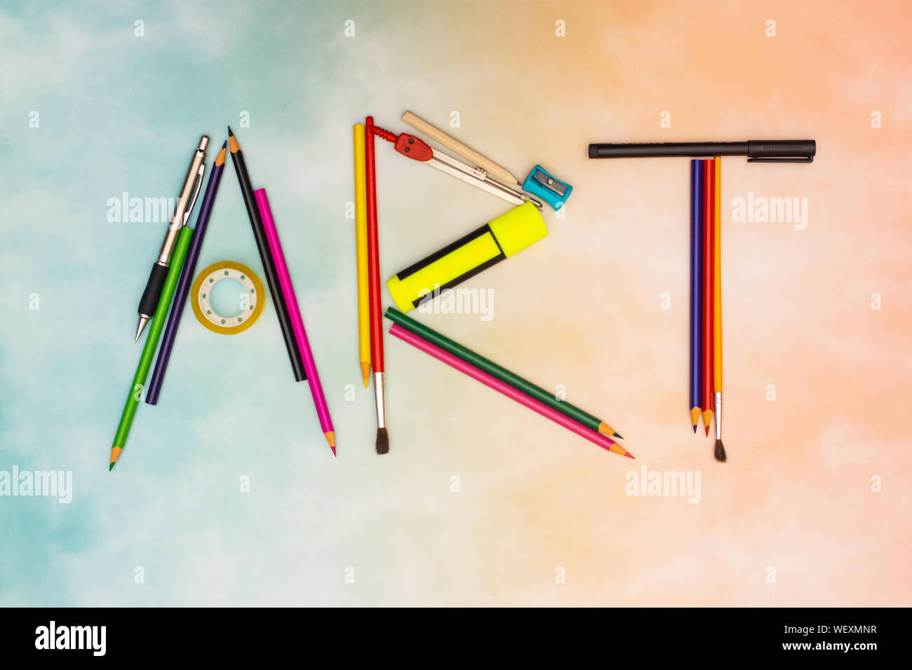 Titolo arte fatta di strumenti artistici su sfondo colorato Foto Stock