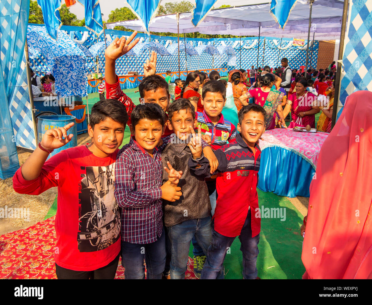 Bambini divertirsi in un tradizionale matrimonio indiano, Kaladhungi, Uttarakhand, India Foto Stock