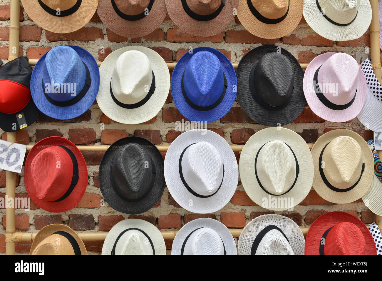Cappelli colorati immagini e fotografie stock ad alta risoluzione - Alamy