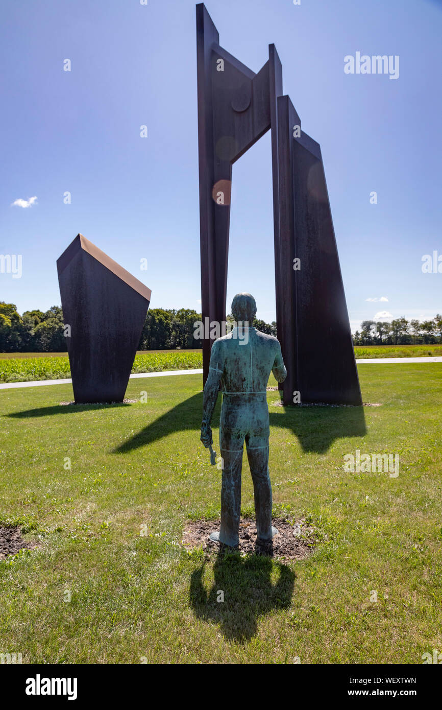 Cassopolis, Michigan - parte di un otto-pezzo di scultura, 'costruttori' dal compianto Kirk Newman, che onora i lavoratori nell'industria metallurgica. T Foto Stock