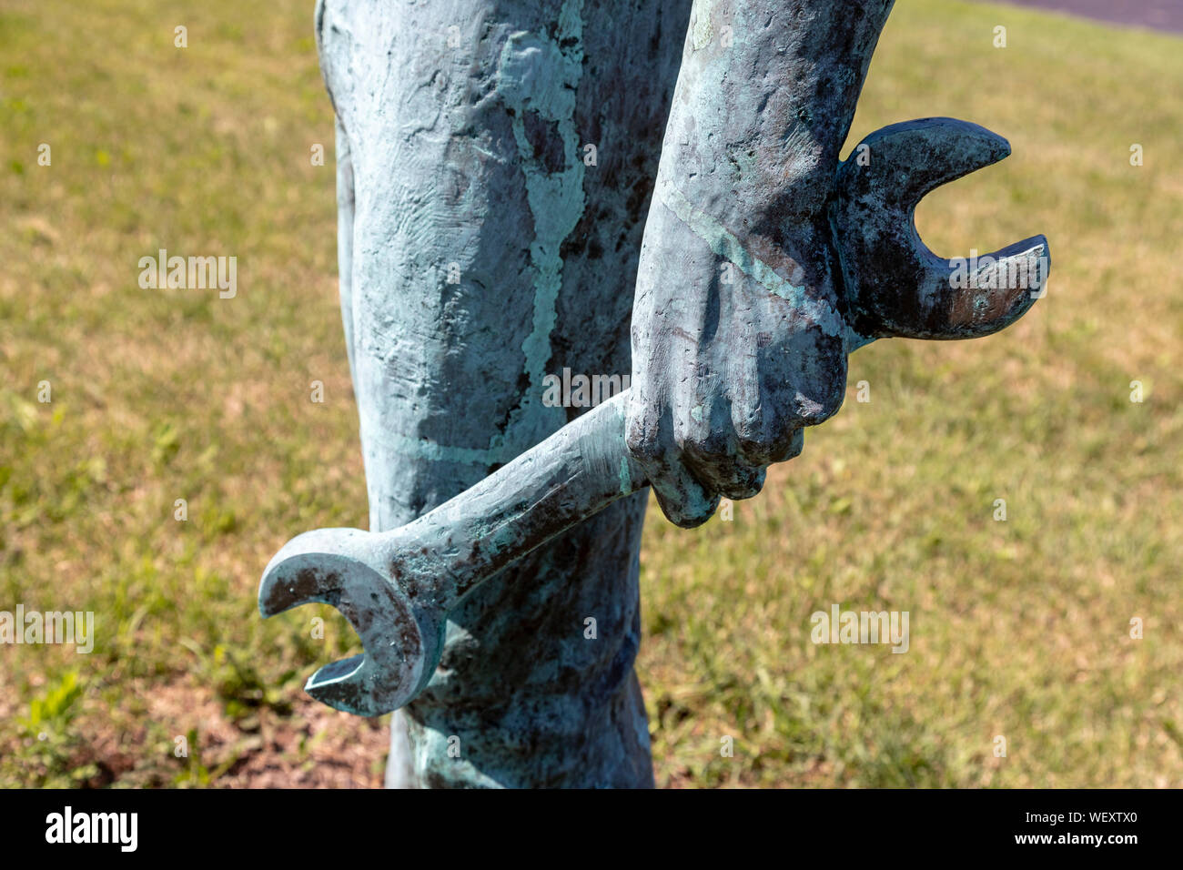 Cassopolis, Michigan - Particolare di un otto-pezzo di scultura, 'costruttori' dal compianto Kirk Newman, che onora i lavoratori nell'industria metallurgica. Foto Stock