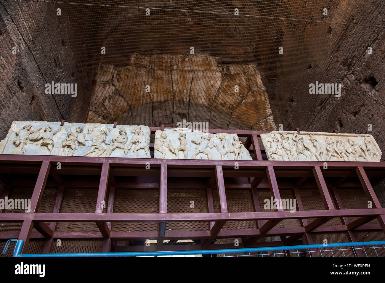 Roma, Italia - Aprile 2018: bellissime sculture in pietra romana di gladiatori al Colosseo a Roma Foto Stock