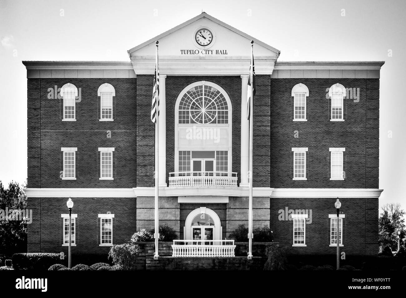 Vista ravvicinata del Tupelo municipio edificio in stile Revival Greco, nella città natale della leggenda, Elvis Presley, in Tupelo, MS, STATI UNITI D'AMERICA, B & W Foto Stock