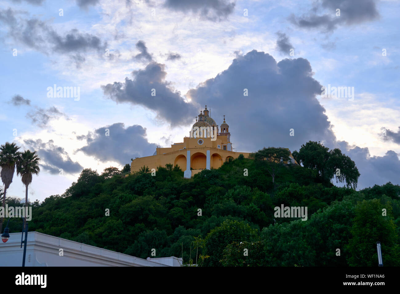 San Andres Cholula, Messico, 30 agosto 2019 - Santuario di Nostra Signora dei Rimedi con le nuvole al tramonto visto dal Jardin San Andres Cholula. Foto Stock