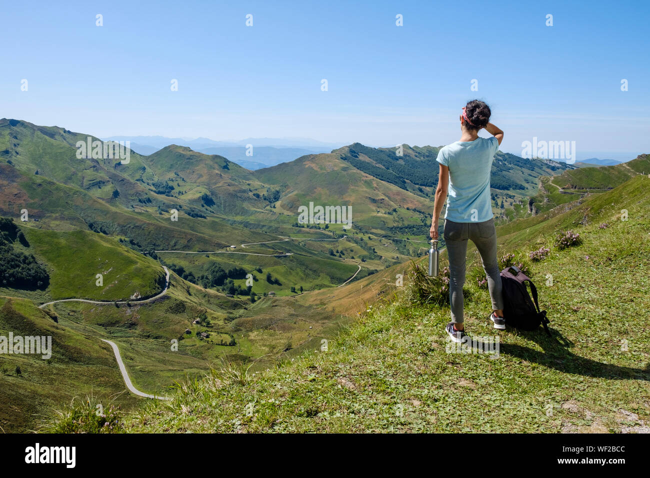 Lei sta godendo di una magnifica montagna alta vista orizzontale in alto la valle del Miera, Cantabria, SPAGNA Foto Stock