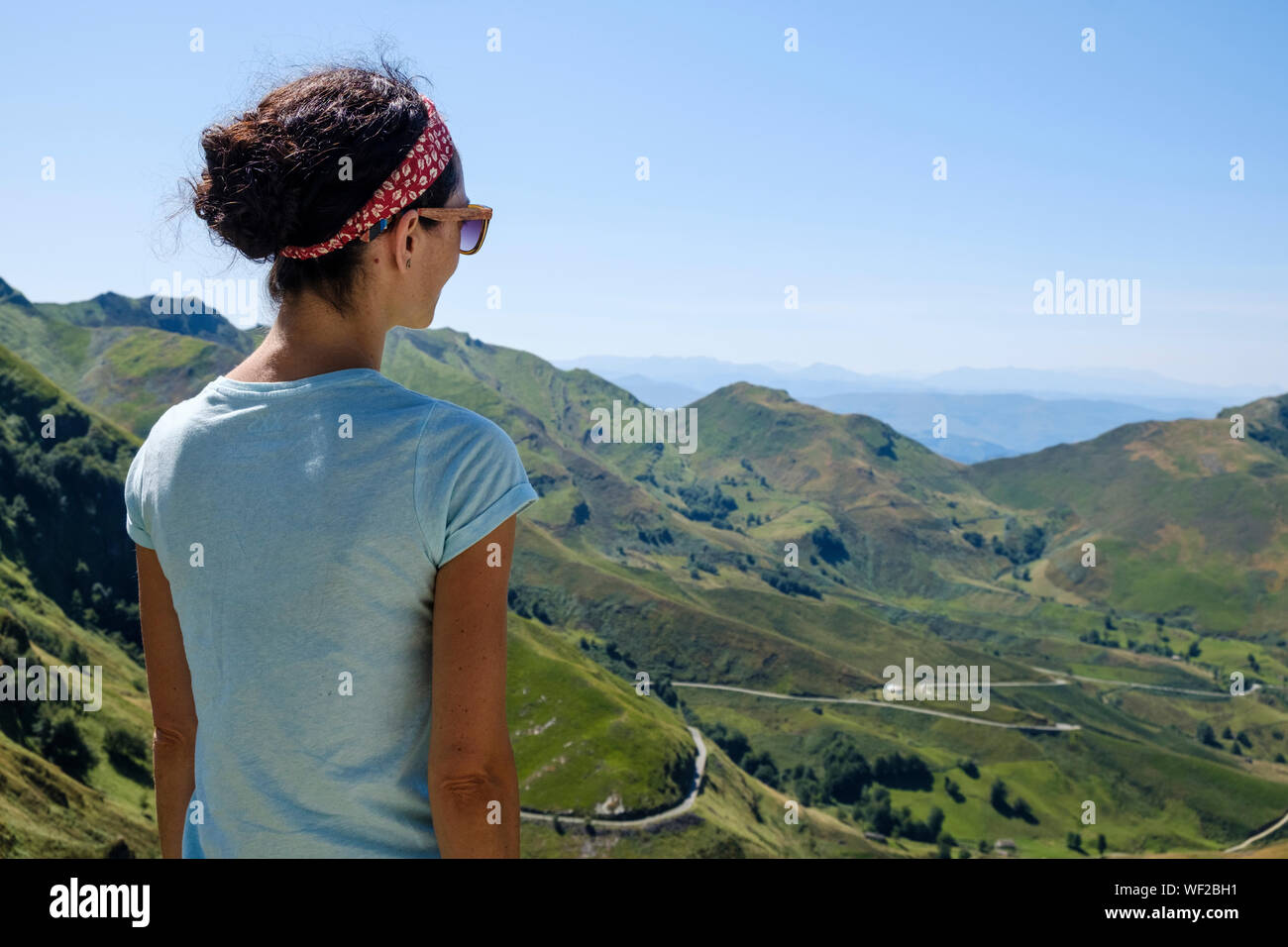 Lei sta godendo di una magnifica montagna alta vista orizzontale in alto la valle del Miera, Cantabria, SPAGNA Foto Stock