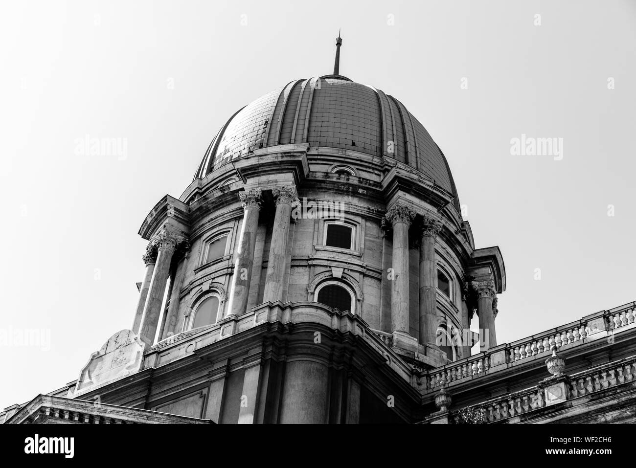 Budapest, Ungheria - 11 agosto 2019: Cupola del Castello di Buda in bianco e nero Foto Stock