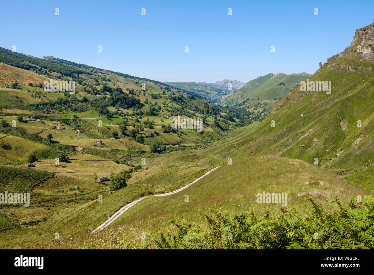 Stupendo paesaggio di montagna in alto la valle del Miera, Cantabria, SPAGNA Foto Stock