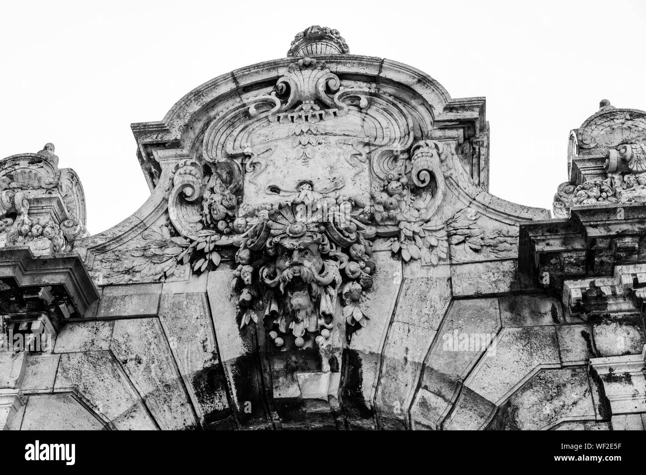 Budapest, Ungheria - 11 agosto 2019: Porta del Castello di Buda frammento in bianco e nero Foto Stock