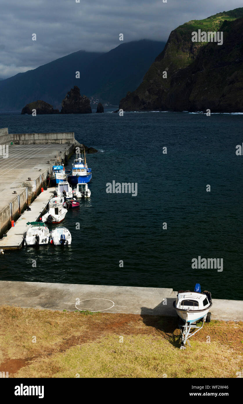Barche ormeggiate nel lago calmo contro la gamma della montagna Foto Stock