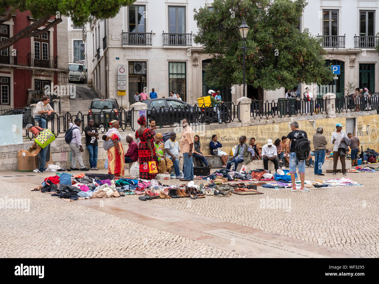 Mercato delle pulci o accozzaglia vendita nel centro cittadino di Lisbona Foto Stock