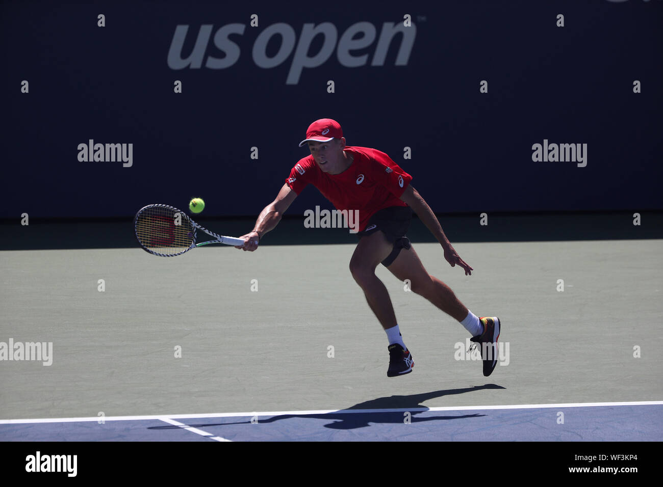 Flushing Meadows, New York, Stati Uniti. Il 30 agosto, 2019. Alex de Minaur dell Australia restituisce un colpo di Kei Nishikori del Giappone durante il loro terzo round corrisponde a US Open a Flushing Meadows, New York. de Minaur ha vinto in quattro set di avanzare al prossimo round. Credito: Adam Stoltman/Alamy Live News Foto Stock