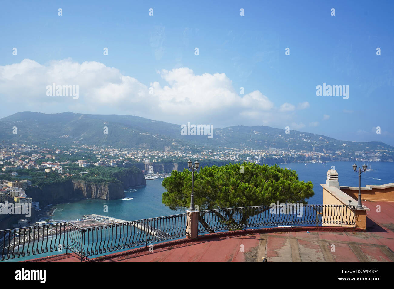 Vista panoramica di Sorrento e sulla baia di Napoli e la Costiera Amalfitana, Italia Foto Stock