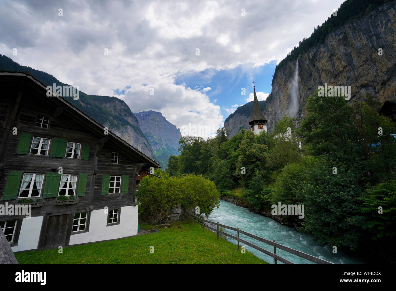 Chiesa e Staubbach cade nella città svizzera di Lauterbrunnen, Oberland bernese, Svizzera Foto Stock